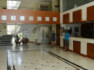 Blue_Sea_hotel_buitenaanzicht_Samos