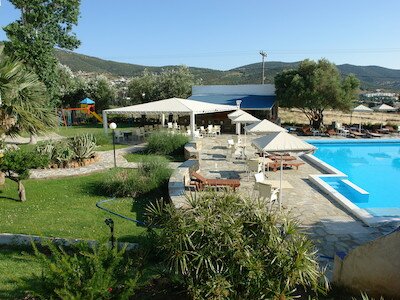 Blue_Sea_hotel_buitenaanzicht_Samos